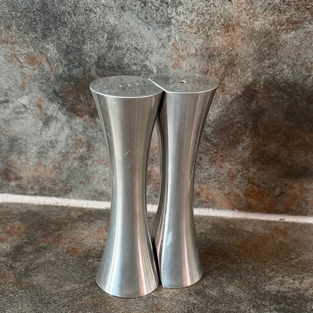 NAMBE Kissing Salt & Pepper Shakers